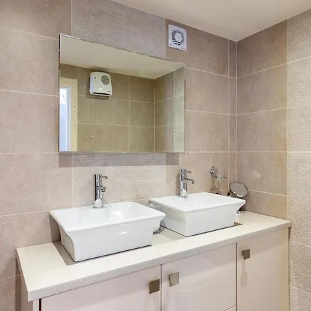 Guest house Aras De Staic, Downtown Dingle, Historic Charm, Super King Bed , James Joyce *